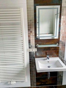 Bad Modern & zentral: 3,5 Zimmer mit Kaminofen & Klimaanlage in zentraler Lage