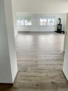 Wohnzimmer Modern & zentral: 3,5 Zimmer mit Kaminofen & Klimaanlage in zentraler Lage