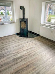 Wohnzimmer Modern & zentral: 3,5 Zimmer mit Kaminofen & Klimaanlage in zentraler Lage